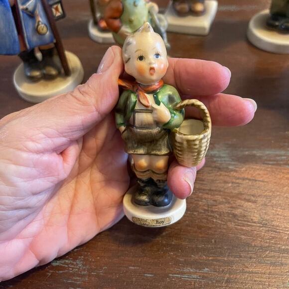 Hummel Goebel Genuine Vintage Figurines Lot of 07 - Picture 2 of 11